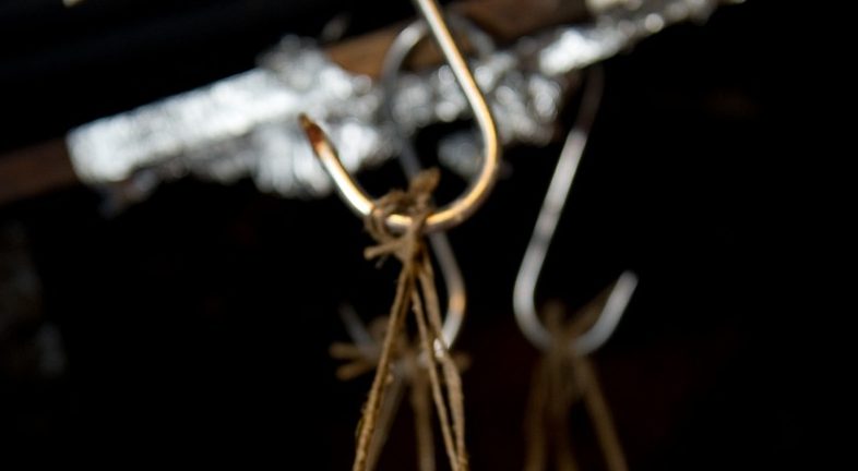 Mann lässt sich in USA mit Metallhaken im Rücken von Raumdecke hängen