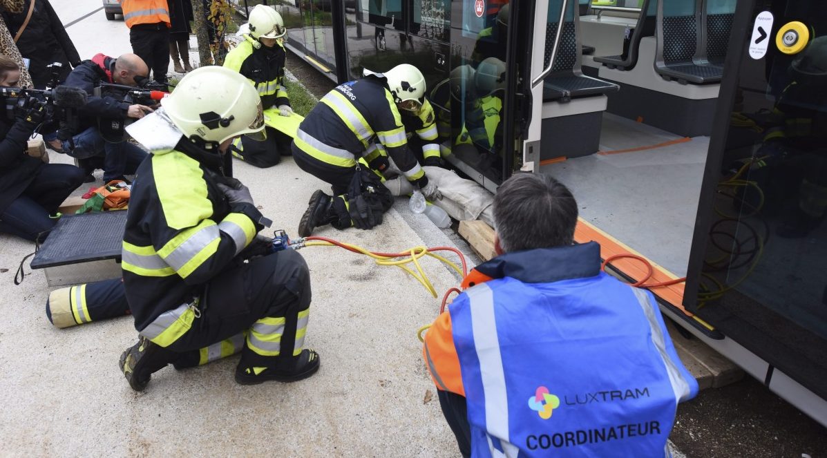 Rettungskräfte proben Tram-Unfall
