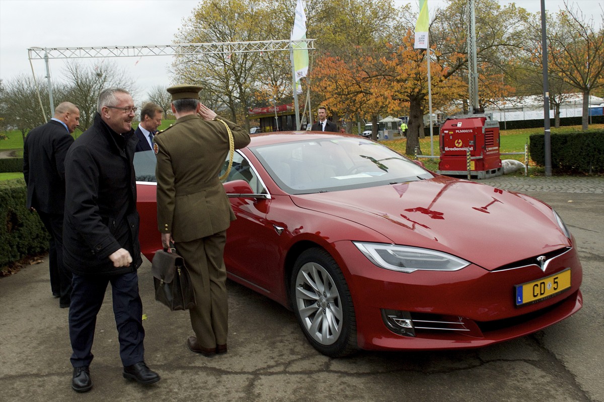 Großherzog fährt in rotem Tesla vor
