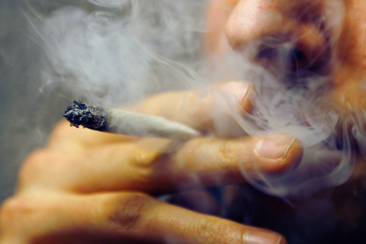Mann raucht Joint vor Polizisten