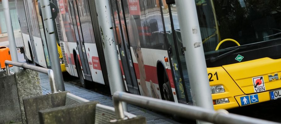Frau an Bushaltestelle nicht geholfen: Ermittlungen gegen Busfahrer