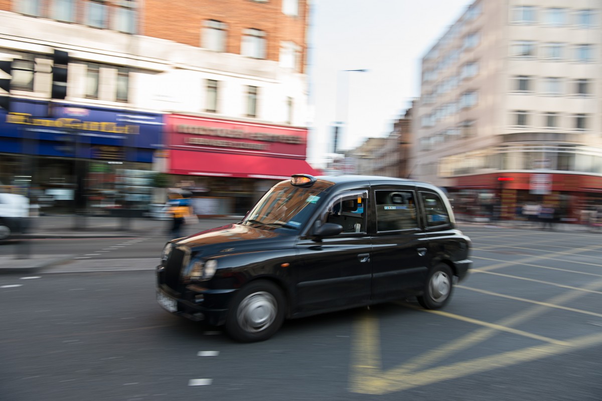 Zwei Verletzte bei Unfall mit Taxi in London