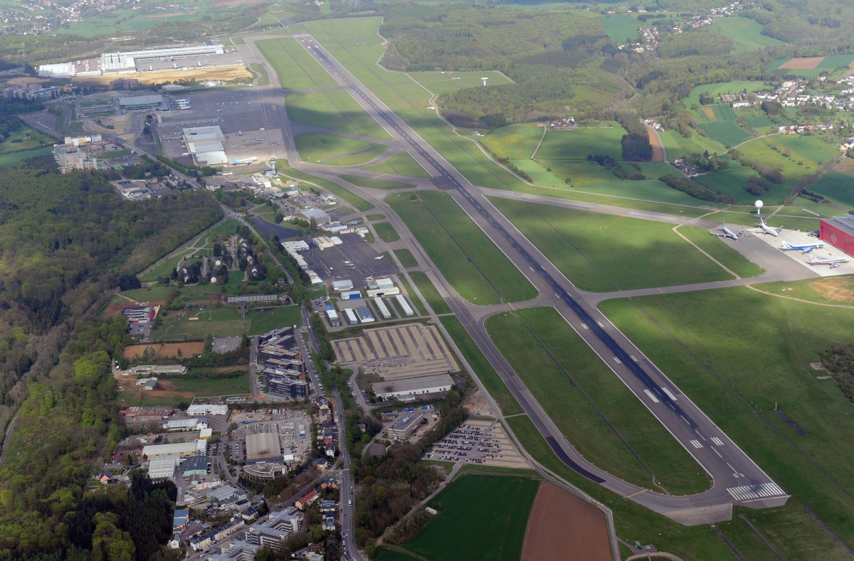 Flugzeug baut Unfall am Flughafen Luxemburg