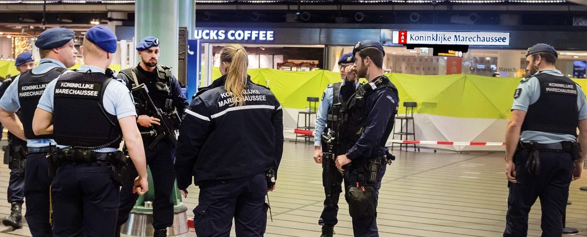 Amsterdam: Mann am Flughafen niedergeschossen