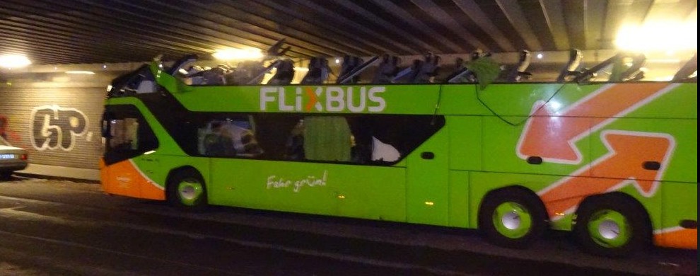 Fahrer rasiert komplettes Dach von Flixbus ab