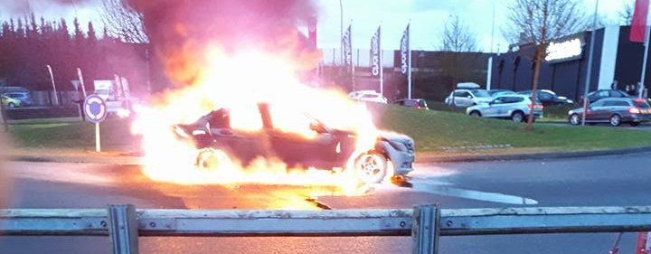 Kreisel Foetz: Auto geht plötzlich in Flammen auf – Fahrer rettet sich