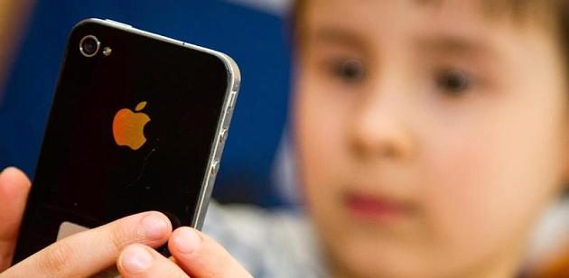 Kind bekommt Handy zu Weihnachten und ruft 19 Mal die Polizei