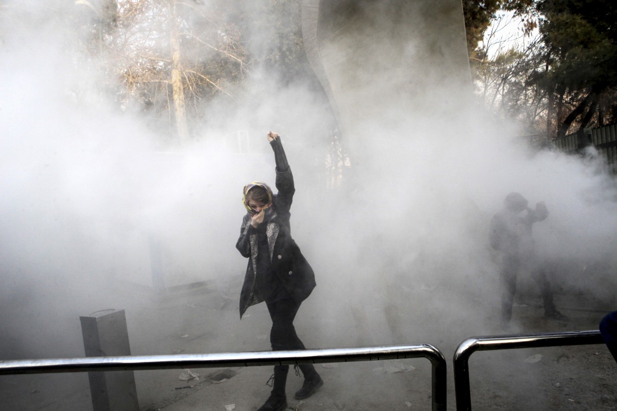 Iran: Mindestens zehn Tote bei Protesten – Ruhani räumt „Mängel“ ein