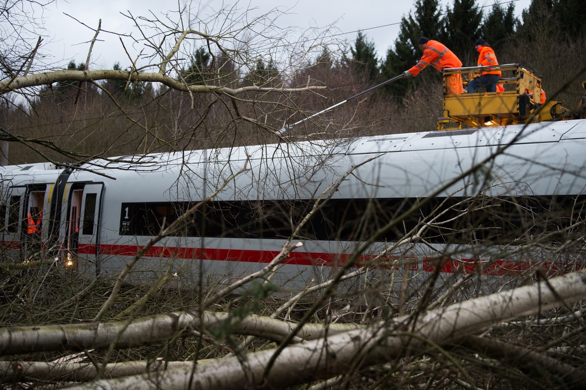 Tote bei Orkan über Deutschland – Bahn stellt Fernverkehr ein