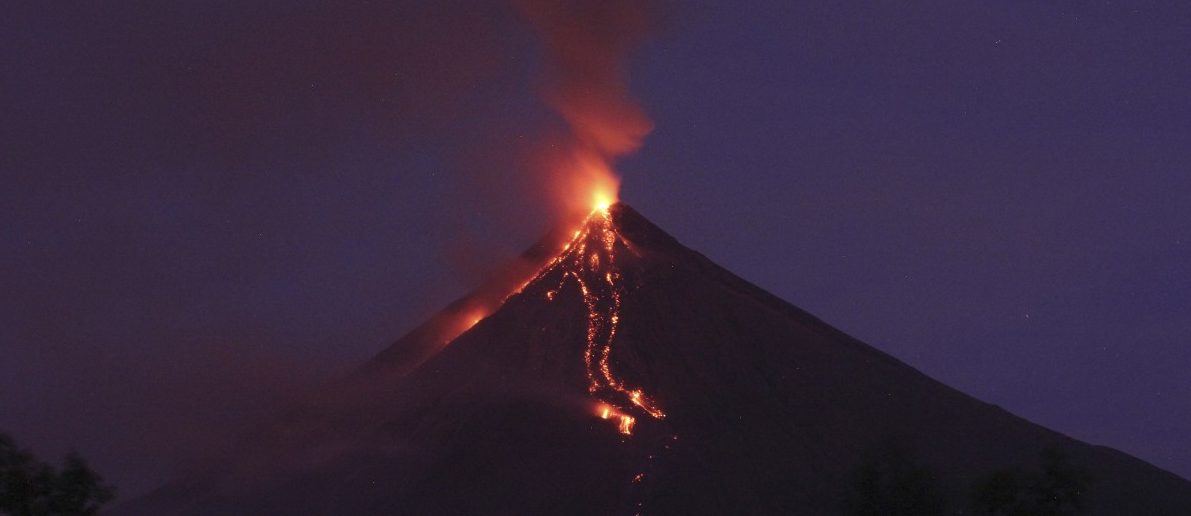 Mayon spuckt aufs Neue Asche und Lava