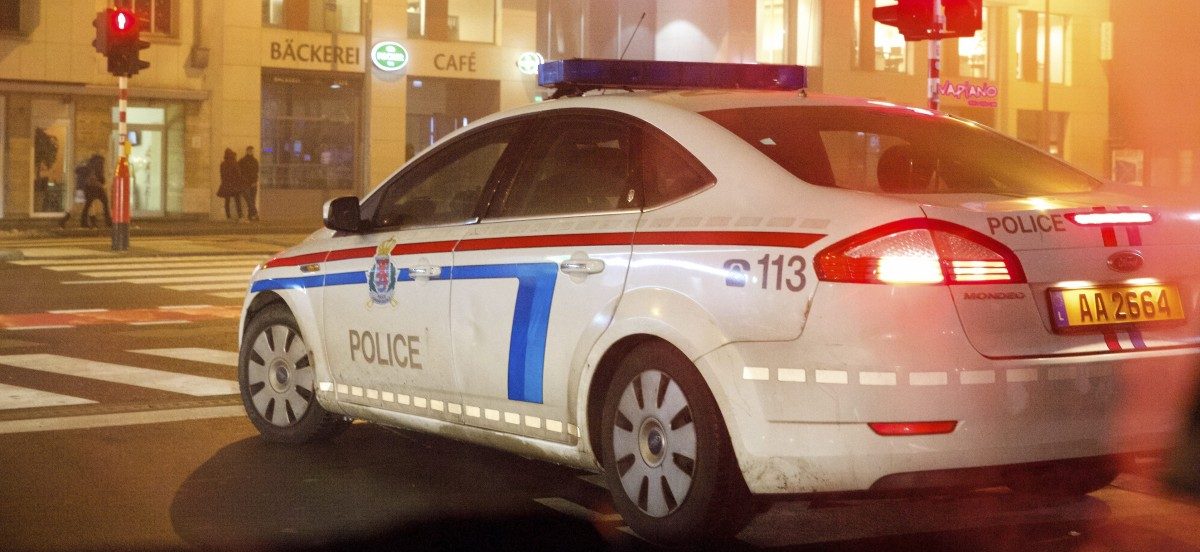 Luxemburg: Betrunkener tritt der Polizei den Spiegel ab