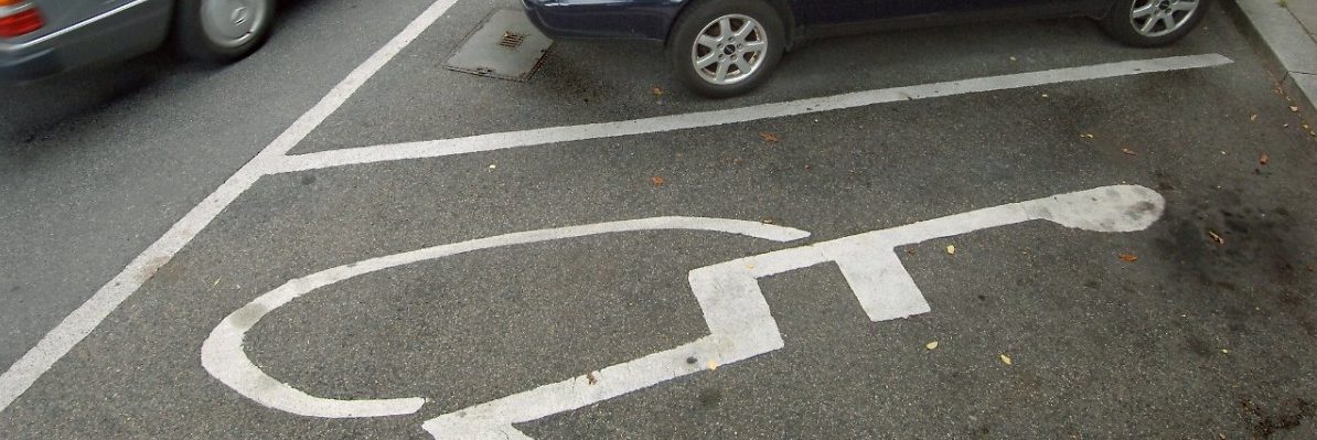 Betrunkener parkt auf Behindertenparkplatz – Polizei wartet auf ihn