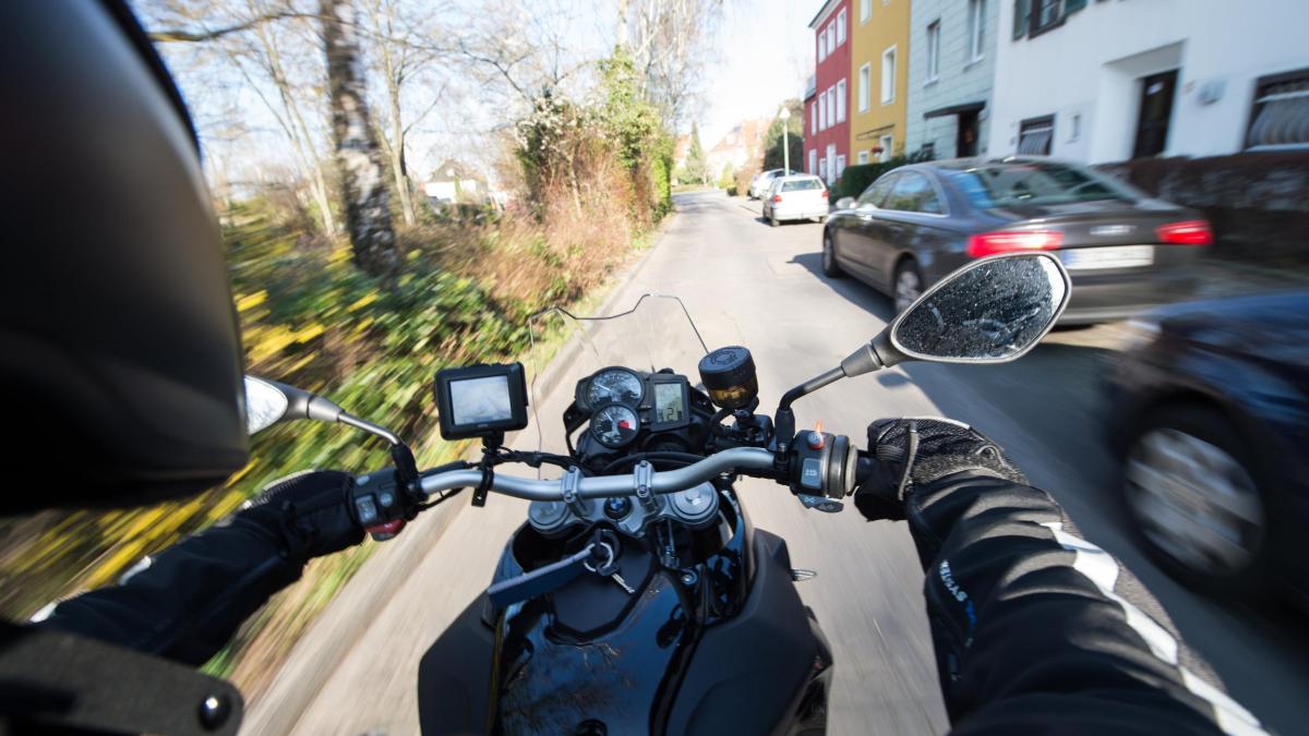Motorradfahrer fragt Polizei nach Blitzern und flüchtet
