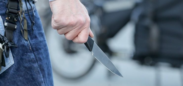 Mann mit Messer bedroht