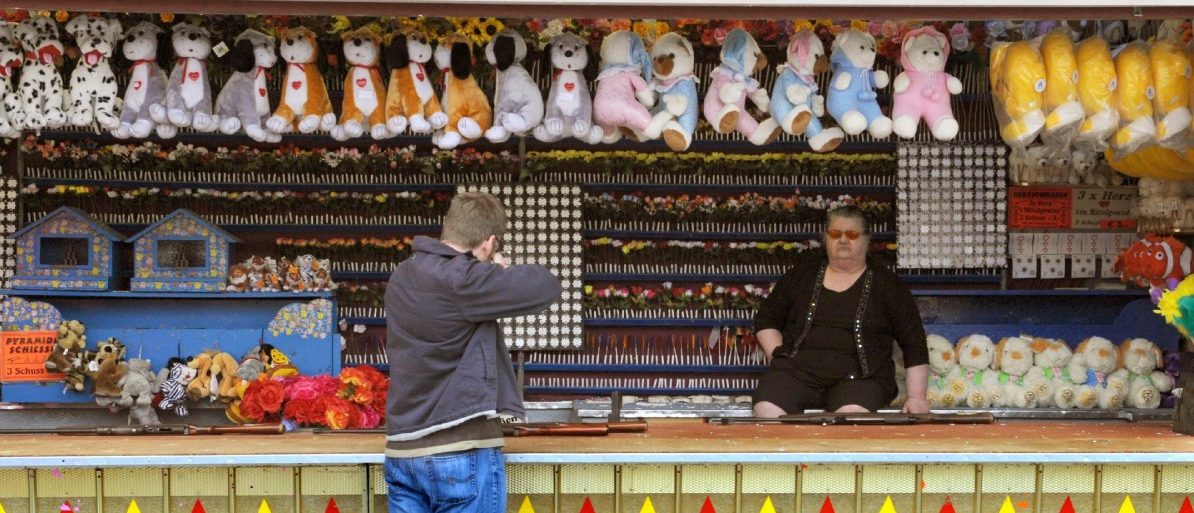 Polizei schleppt verlassenen Kirmeswagen ab