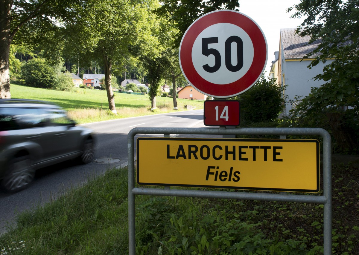 Raser flüchtet vor Polizei