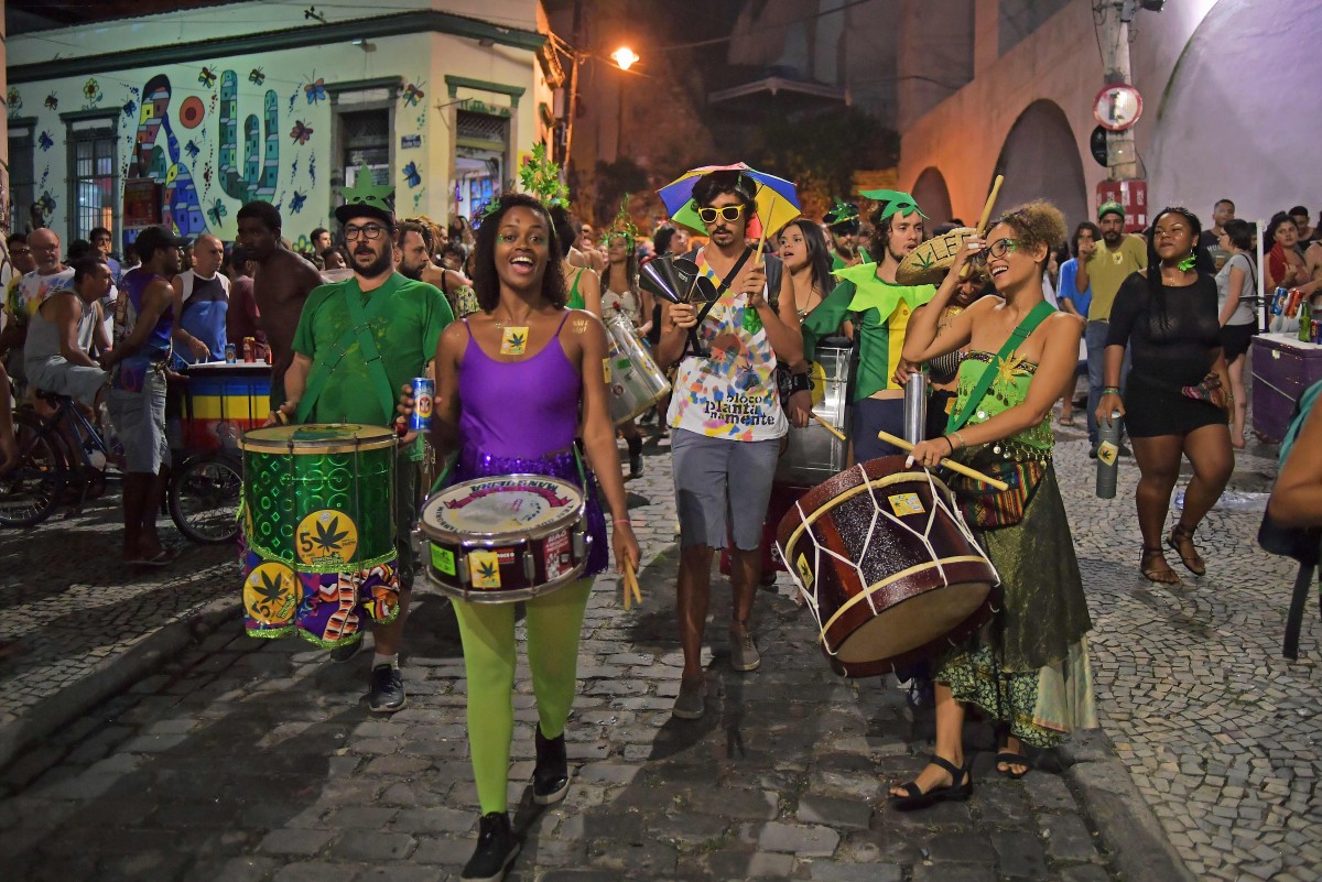 1,5 Millionen Menschen feiern Straßenkarneval in Rio de Janeiro