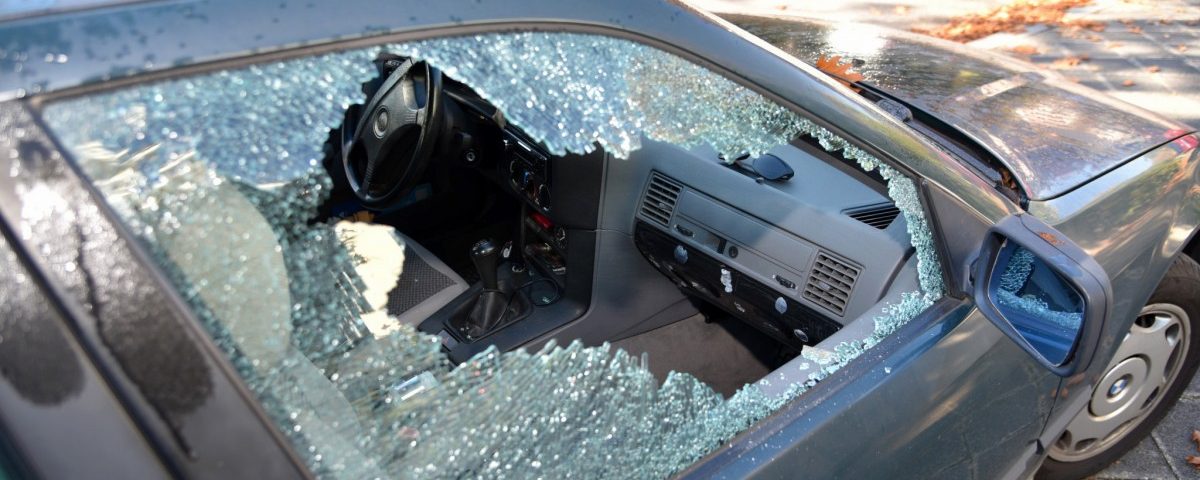 Einbrecher schlagen Scheiben von 16 Autos mit Pflastersteinen ein