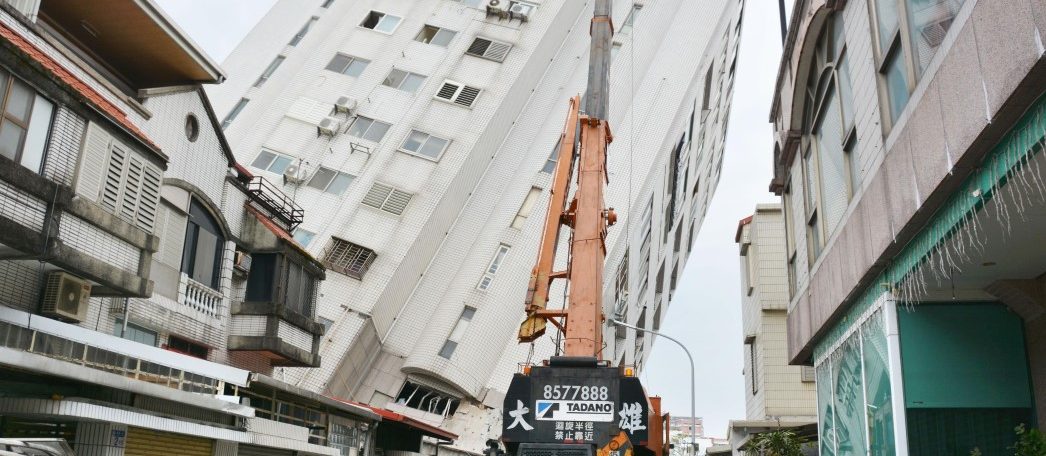 Häuser in gefährlicher Schräglage