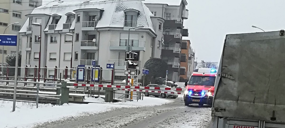Auch mit Blaulicht: Deshalb warten Rettungswagen an der Dippacher Bahnschranke