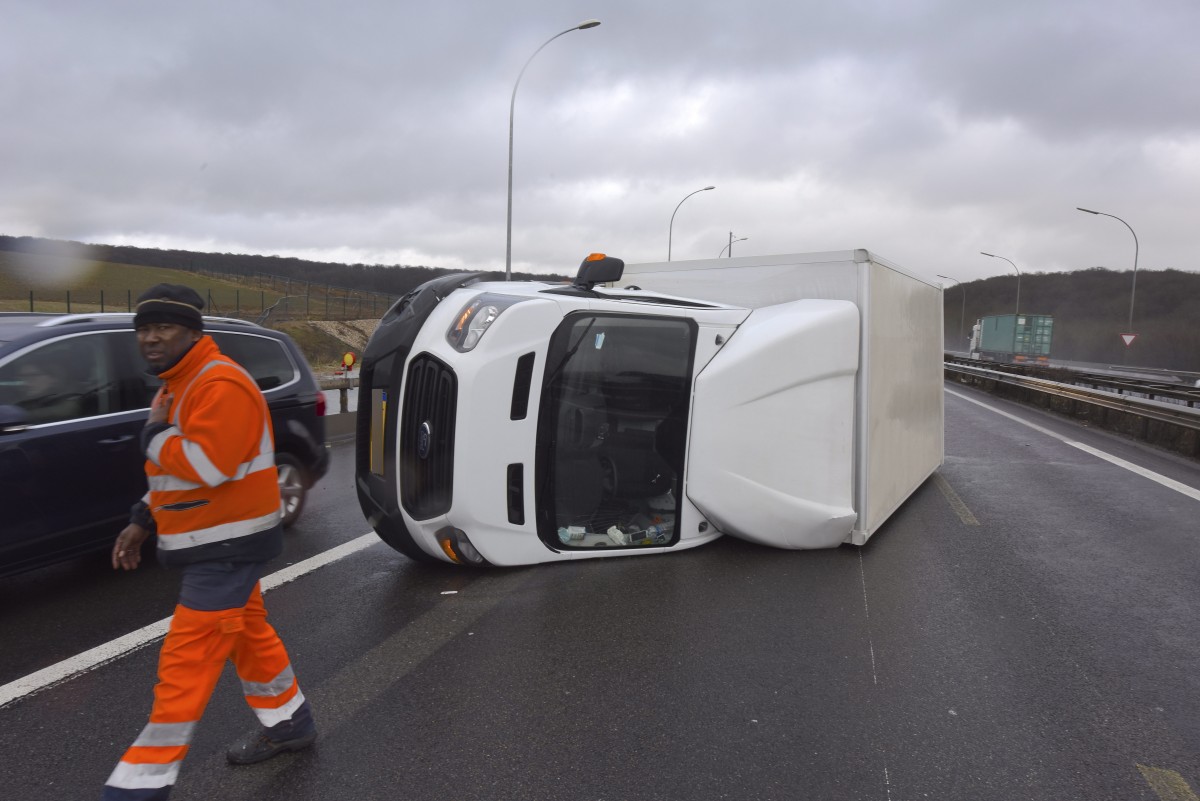 Nach Unfall: Umgekippter Lieferwagen blockiert A4