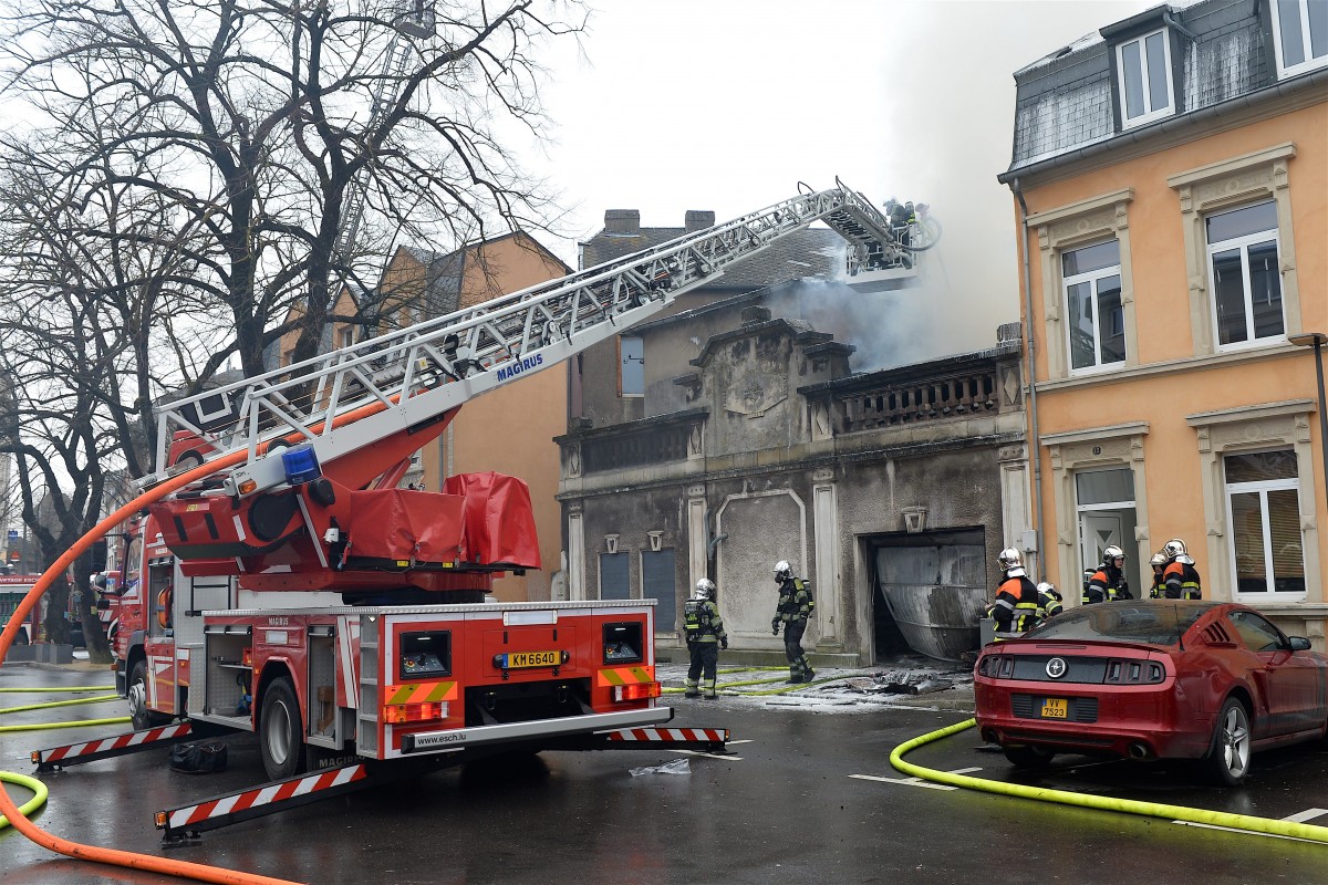 Lagerbrand an der place des Remparts in Esch