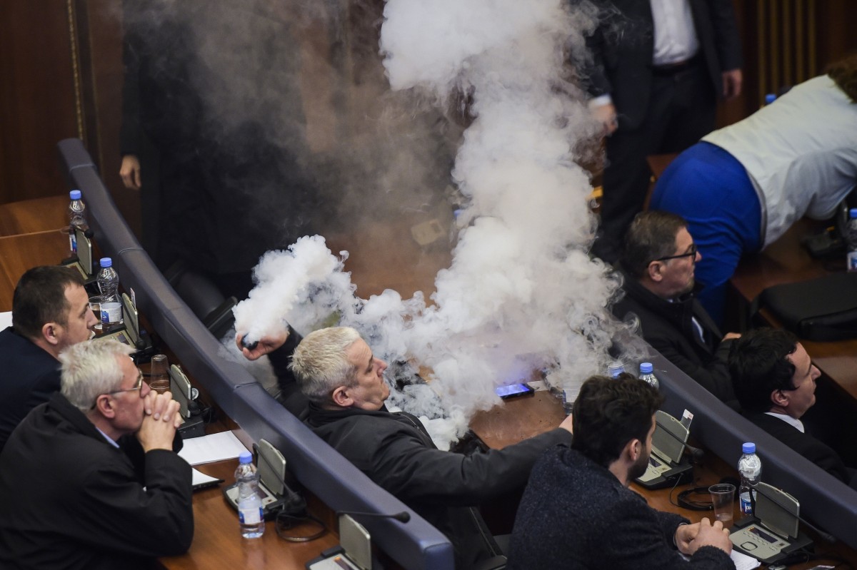 Kosovo: Tränengas im Parlament