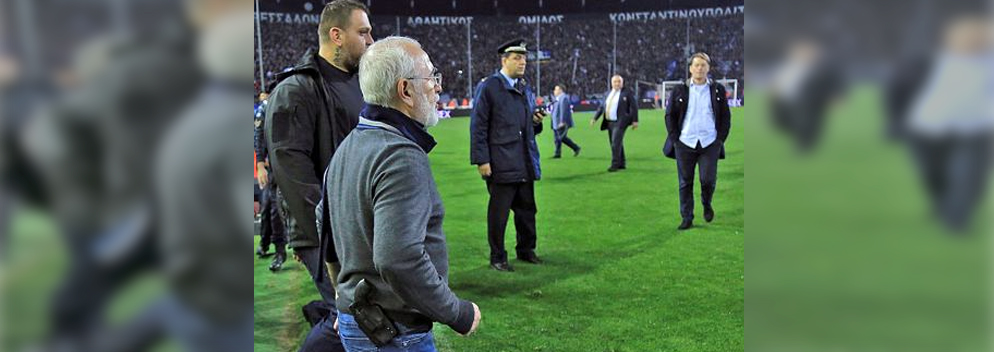 Griechischer Klub-Besitzer kommt mit Pistole auf den Fußballplatz