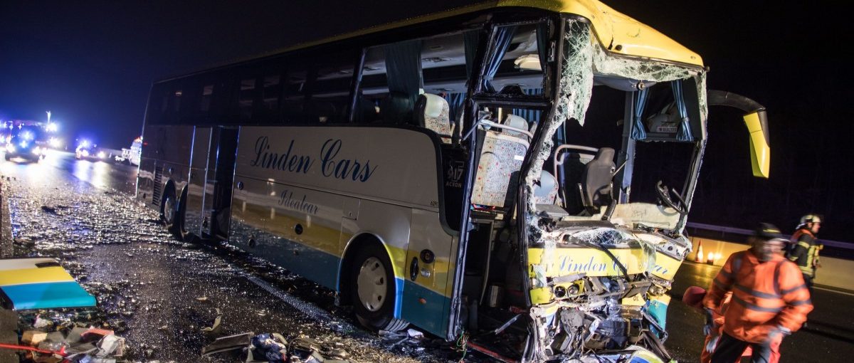 Reisebus verunglückt in Bayern – ein Toter, viele Verletzte