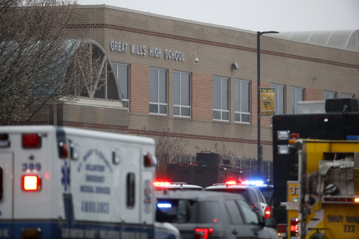 Angreifer stirbt bei Schusswechsel an High School (Update)