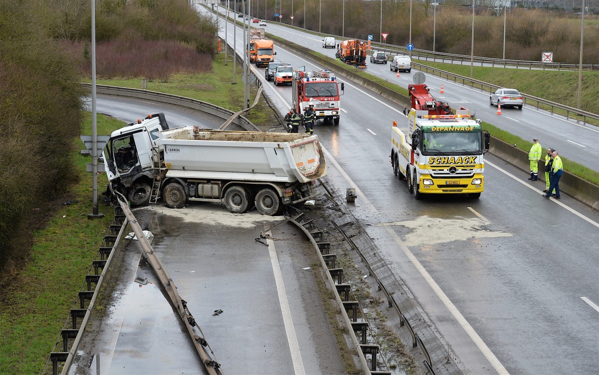 Luxemburg: Laster stürzt von A13 durch Leitplanke auf A4