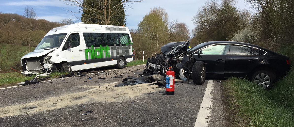 Motorradfahrer stirbt nach schwerem Unfall mit Auto und Kleinbus