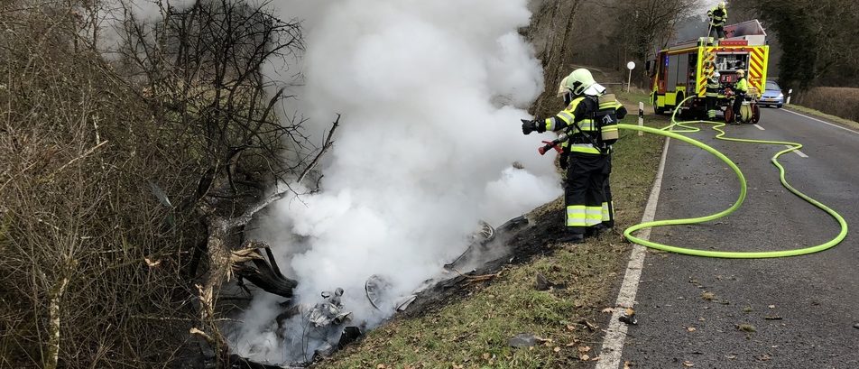 Eisenborn: Ferrari-Fahrer verliert Kontrolle – Auto brennt komplett aus