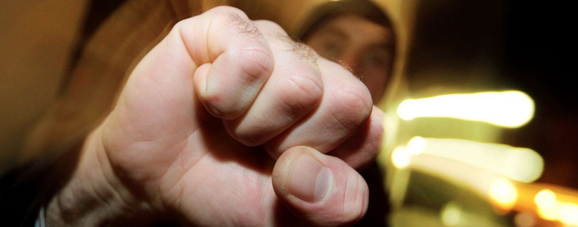 Unbekannte schlagen Jugendlichen zusammen