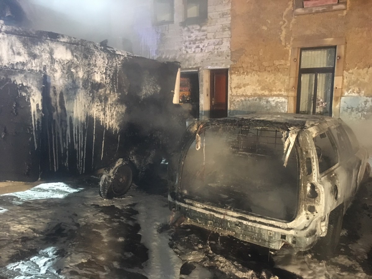 Pferde-Anhänger und Auto in Ernzen brennen ab