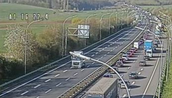 Verunfallte Autos blockierten komplette Fahrbahn der A1