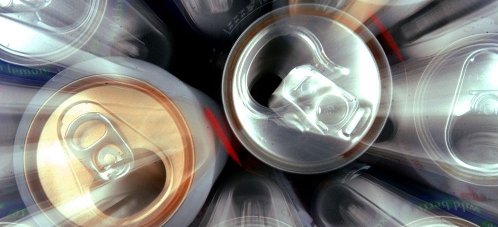 Strassen: Betrunkene laufen bei Fußball-Match aufs Spielfeld