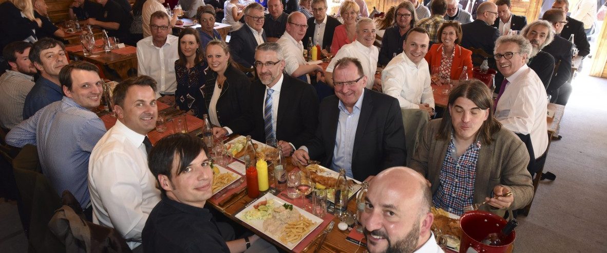 Fischessen mit der Regierung: Glaube und Hoffnung