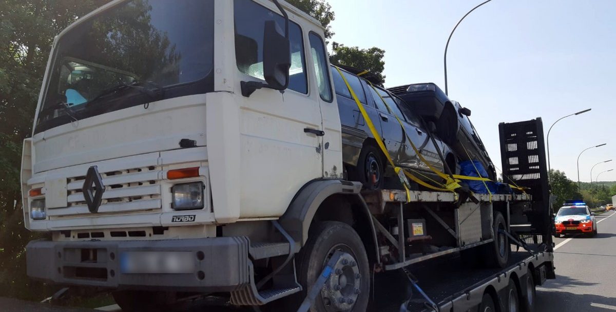 Polizei stoppt Lkw, der Lkw transportiert, der Autos transportiert