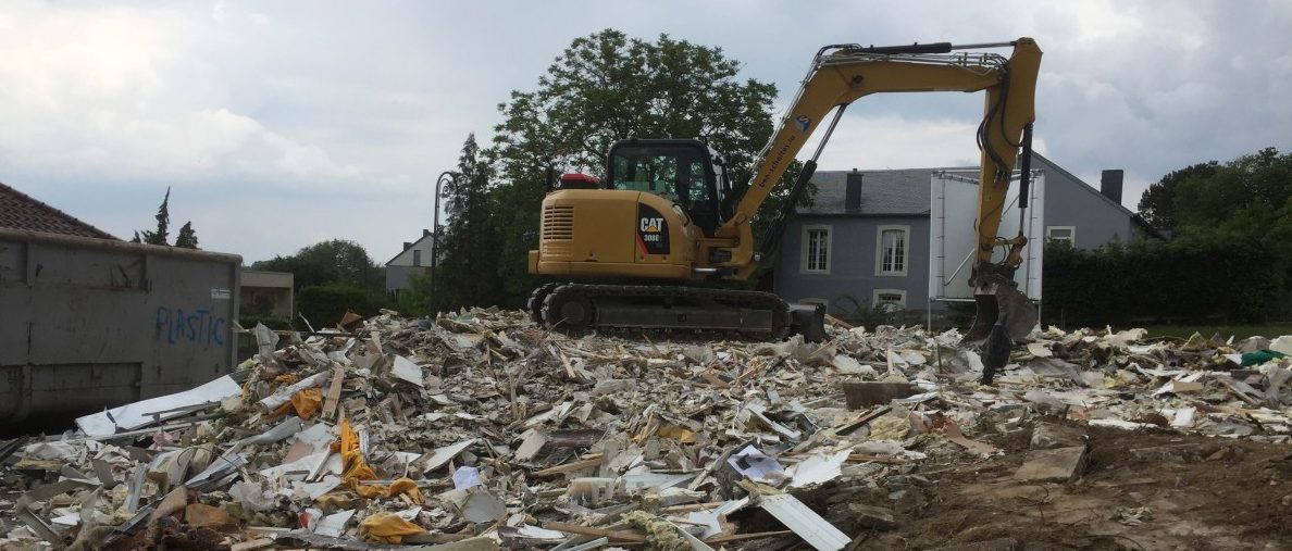 Baufirma in Kehlen reißt komplettes Haus ab – ohne die Materialien zu trennen