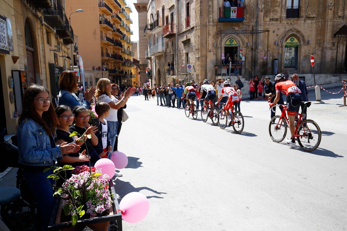 Tödlicher Unfall vor Giro d’Italia: Motorradfahrer überfahren