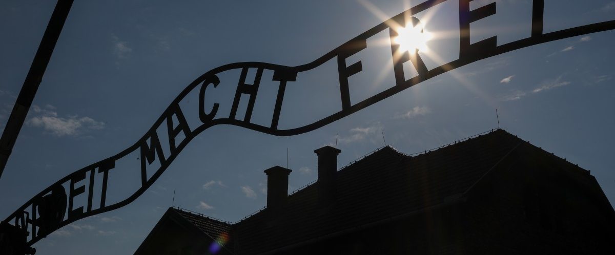 Auschwitz als Symbol fir rietsradikalen Haass