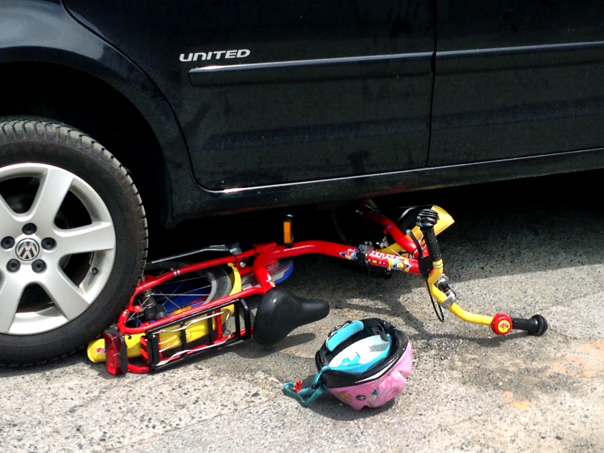 Auto erfasst Kind auf einem Fahrrad