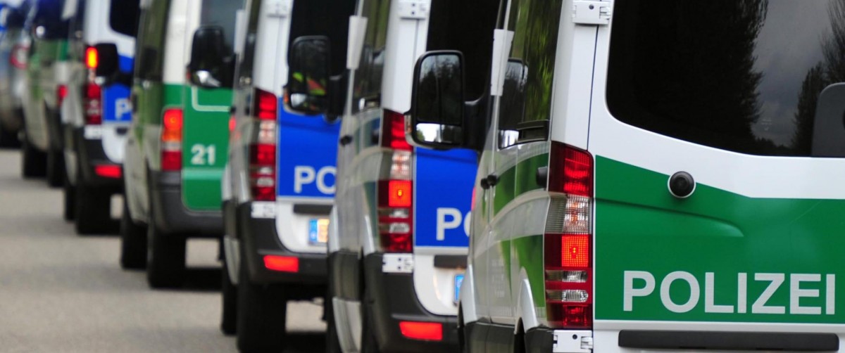 Rätselhafter Unfall geklärt: Neunjähriger „surft“ auf Paketfahrzeug durch Nittel