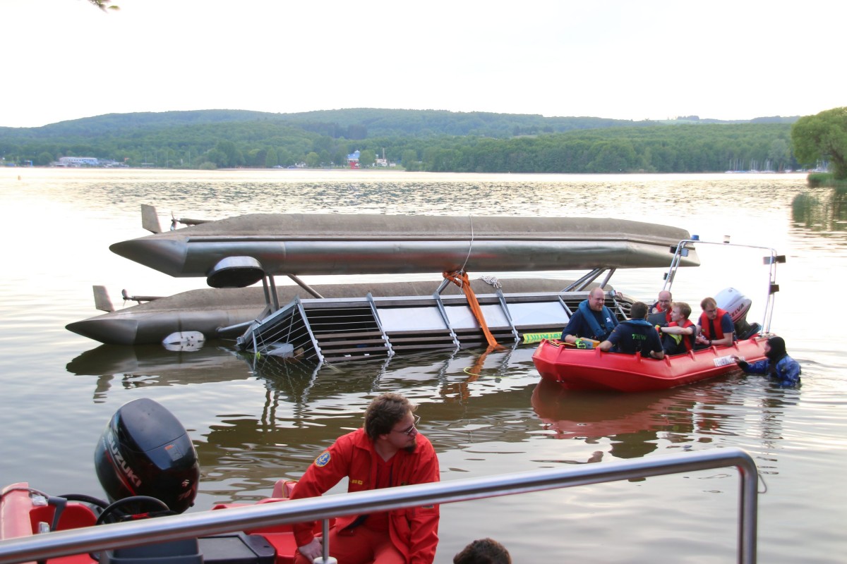Katamaran kentert am Bostalsee: Sechs Kinder im Krankenhaus