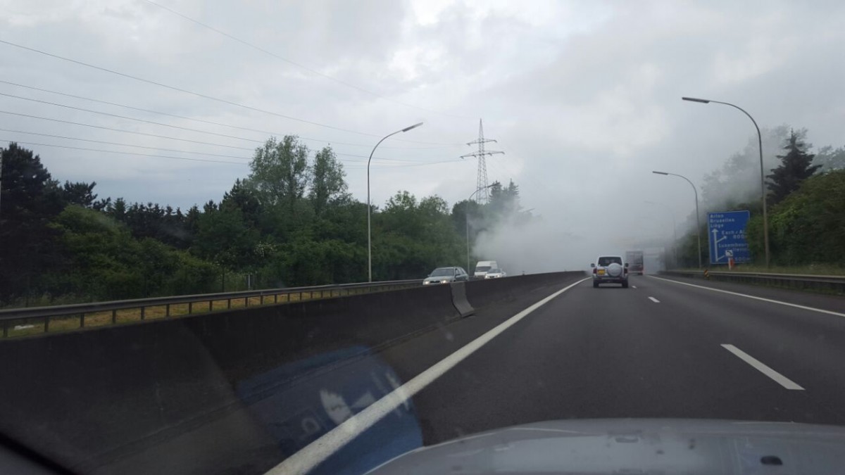 Motor brennt: Dichter Rauch auf der A6