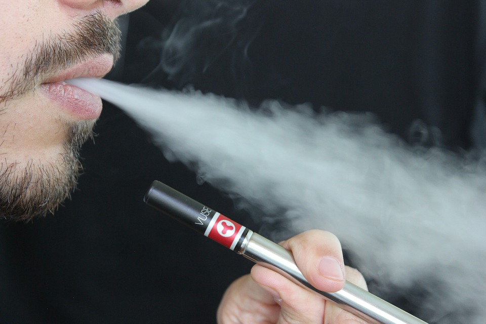 Akkus von E-Zigarette fangen Feuer in Hosentasche