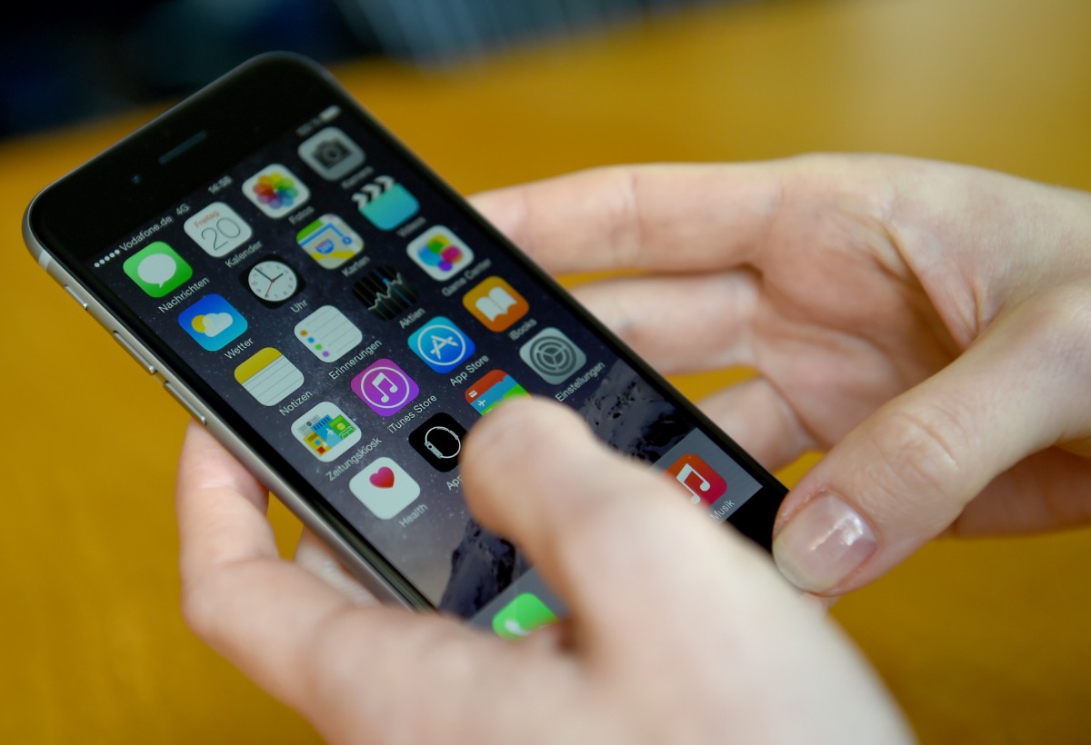 Unbekannte stehlen hilfsbereitem Jugendlichen Smartphone