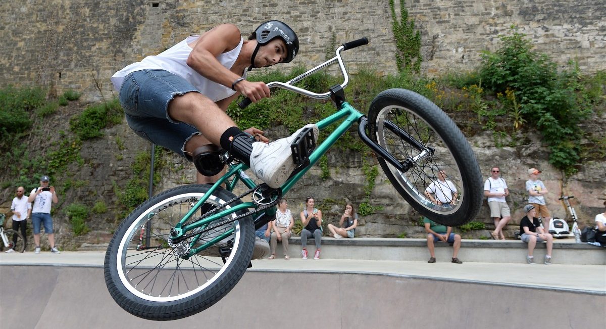 Spektakuläre Moves im Skaterpark Péitruss