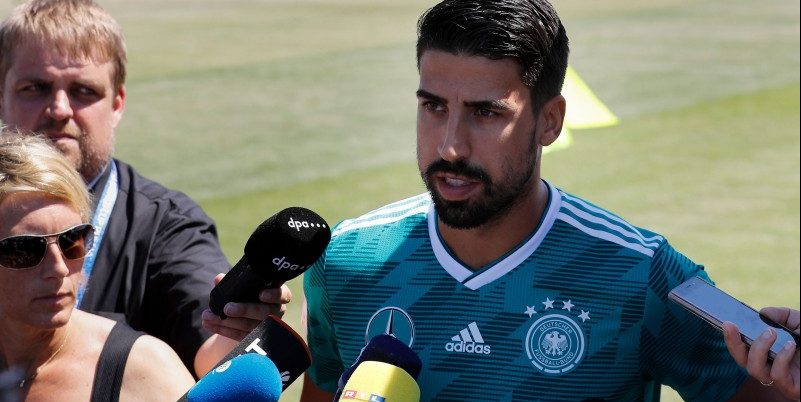 Schwedischer Reporter überrascht Khedira mit Bordkarten für Samstag